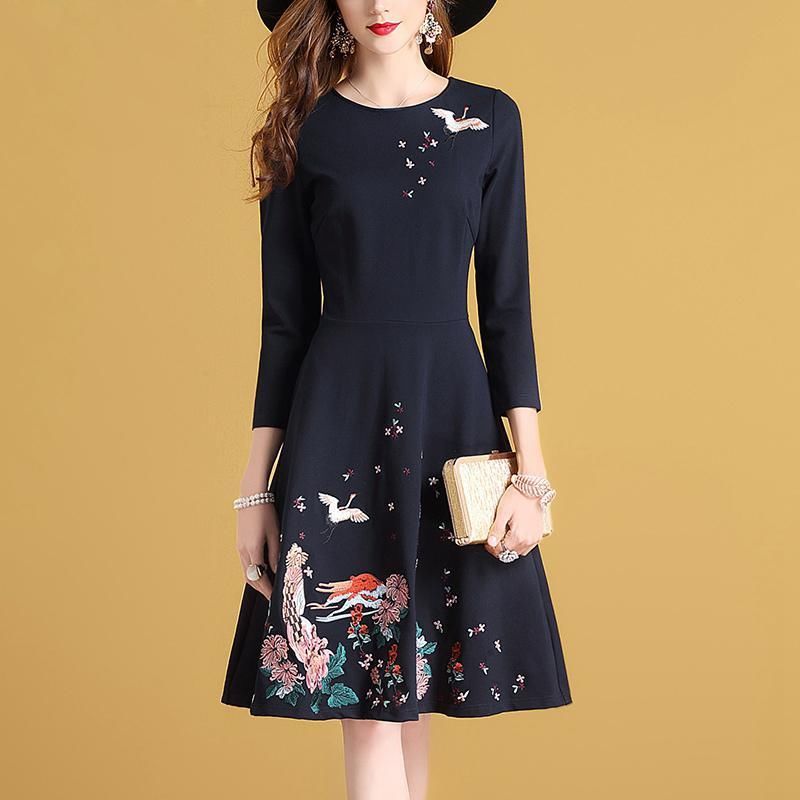 女人再瘦，也别穿紧身裤!试试这“新鲜出炉”的秋裙，美嫩美嫩的