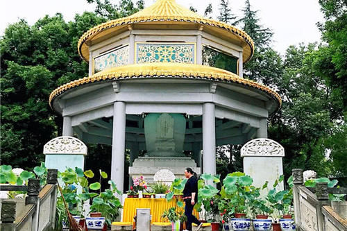 成都这座寺庙规模宏大声誉极高，虽然立于市区，却没有被商业化