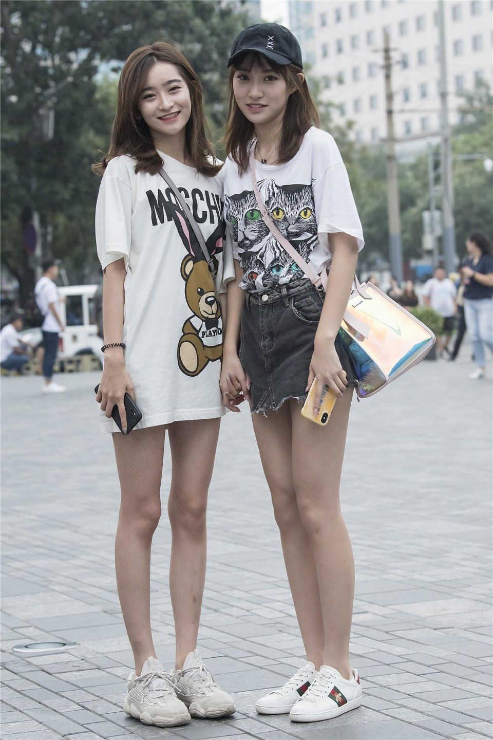 与闺蜜同行逛街拍照留影，有说不完的悄悄话