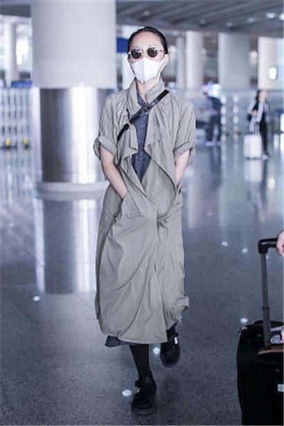 同戴圆框墨镜，张韶涵变复古摩登女郎，周迅却像算命先生!