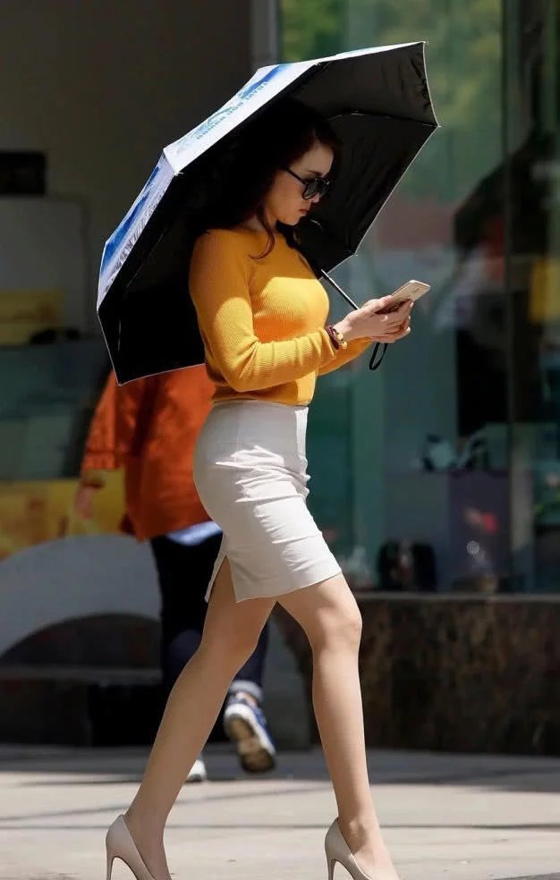 米黄色针织上衣勾勒出丰满的胸部线条，小姐姐你惊艳了时光