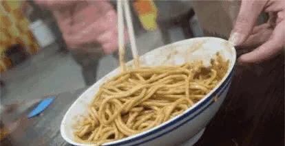 『碱面』一起等候这一碗英雄人物城市的柔情似水!