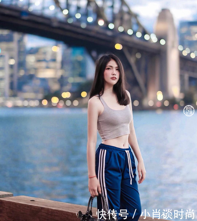 街拍:紧身裤VS包臀裙,样样都凸显优雅而且纤细修长大长腿!