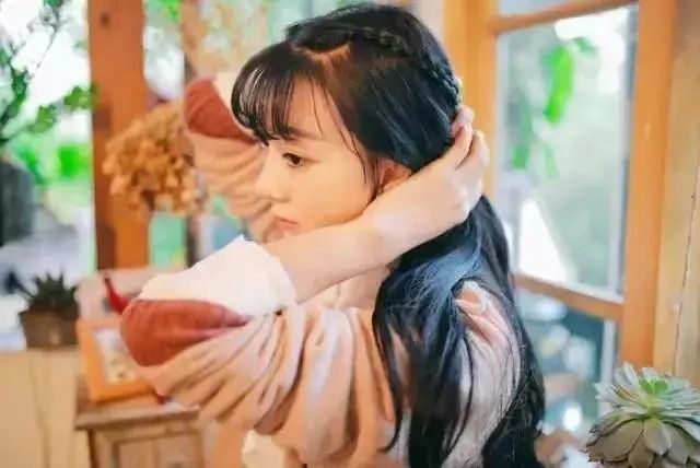 好看的发型梳起来，就是这两种，适合任何脸型!