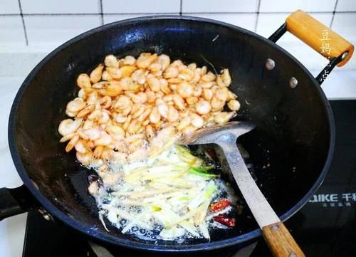  「适合」韭菜炒河虾，4月正当吃，鲜香味美，特别适合孩子
