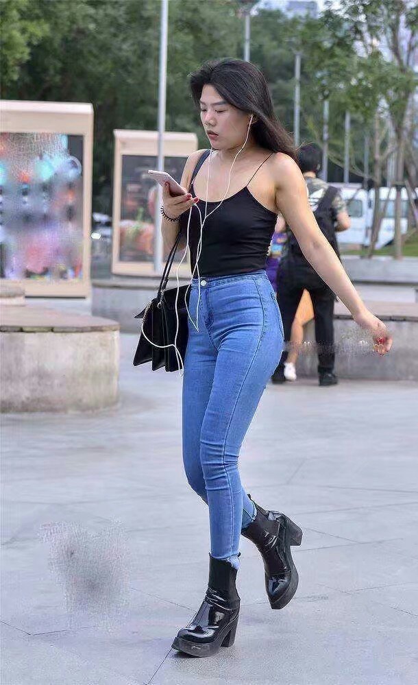 时下最流行的牛仔裤，搭配上高跟鞋看上去更有味道！