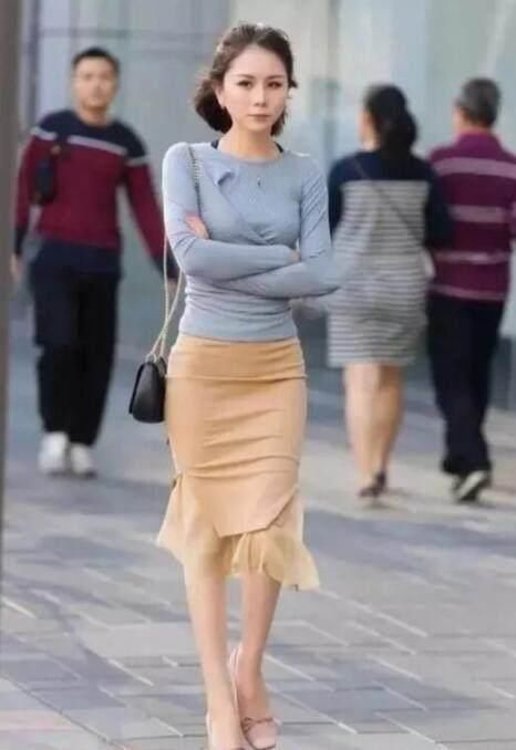 小姐姐身穿白色吊带连衣裙, 仙气十足，笑起来的样子好迷人!