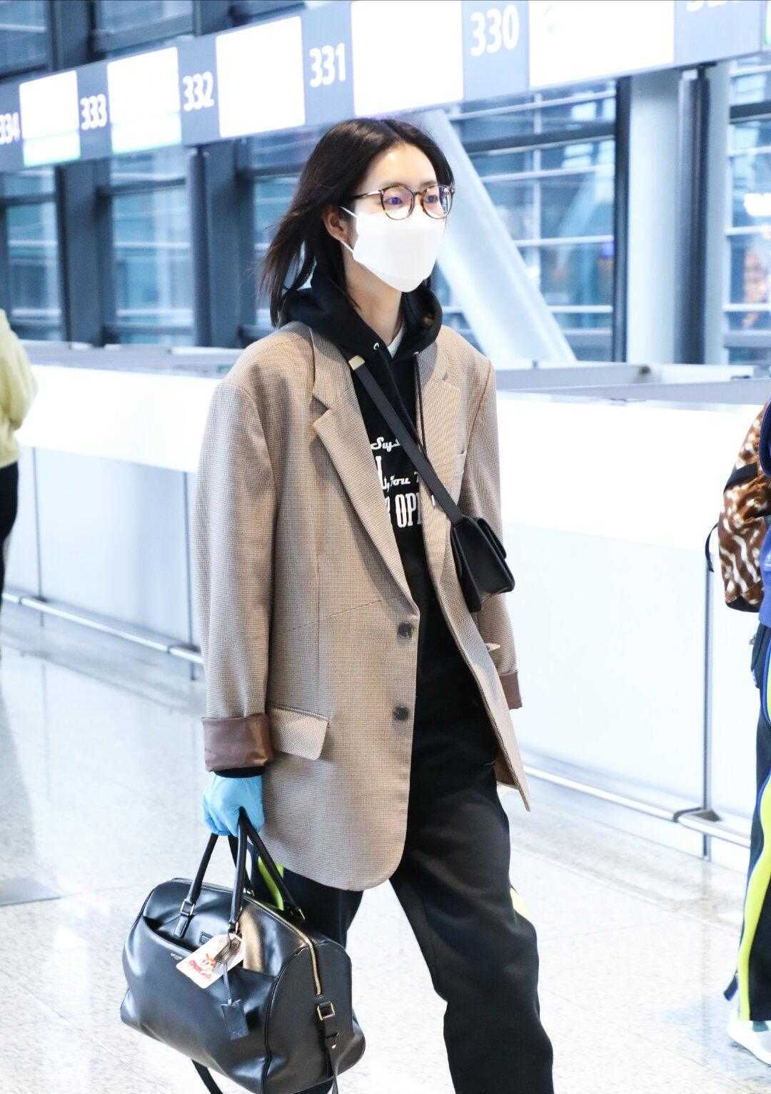 蓝色■超模刘雯真会穿,一件蓝色衬衫搭配牛仔裤走机场,意外高级又时髦