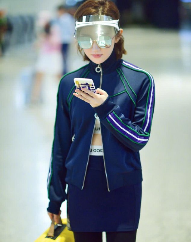 景甜出门，全身上下足足挂了6个奢侈牌子，网友:张继科买的吧?