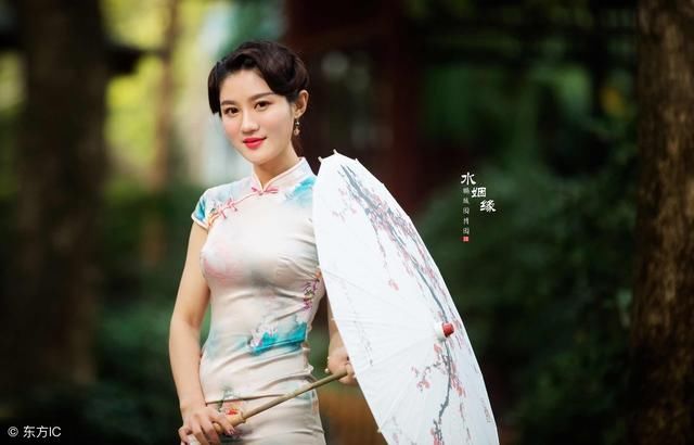 新出炉的一种裙:改良旗袍裙!47岁老婆穿显气质,美的倾国倾城