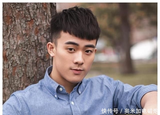 『头发剪短』男生别嫌弃“两边铲光”发型,2020年头发这样剪,干净时尚又帅气