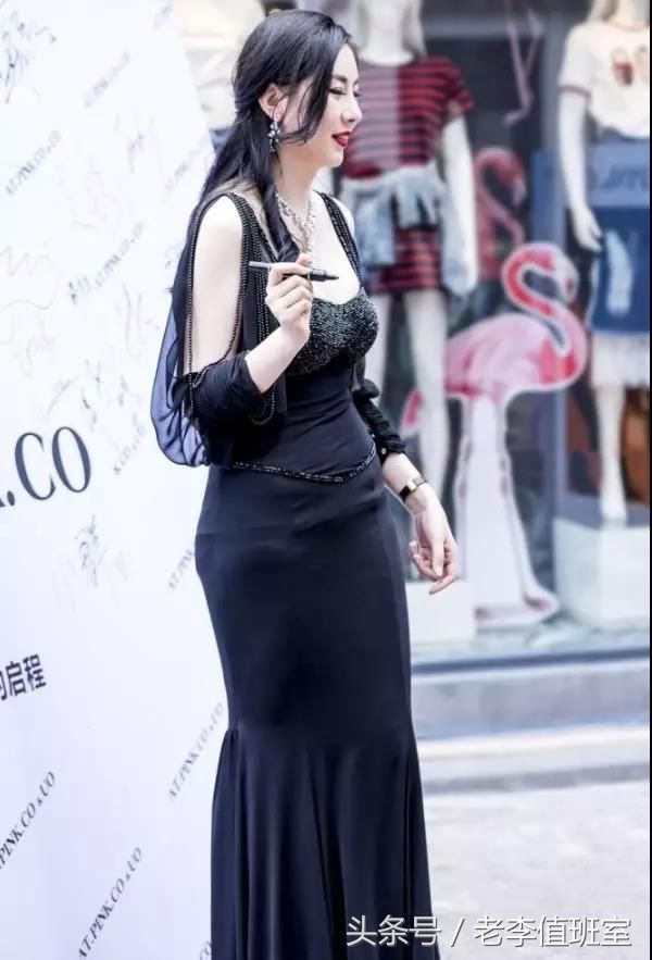 街拍:前凸后翘性感无疑的极品性感高胸翘臀美女