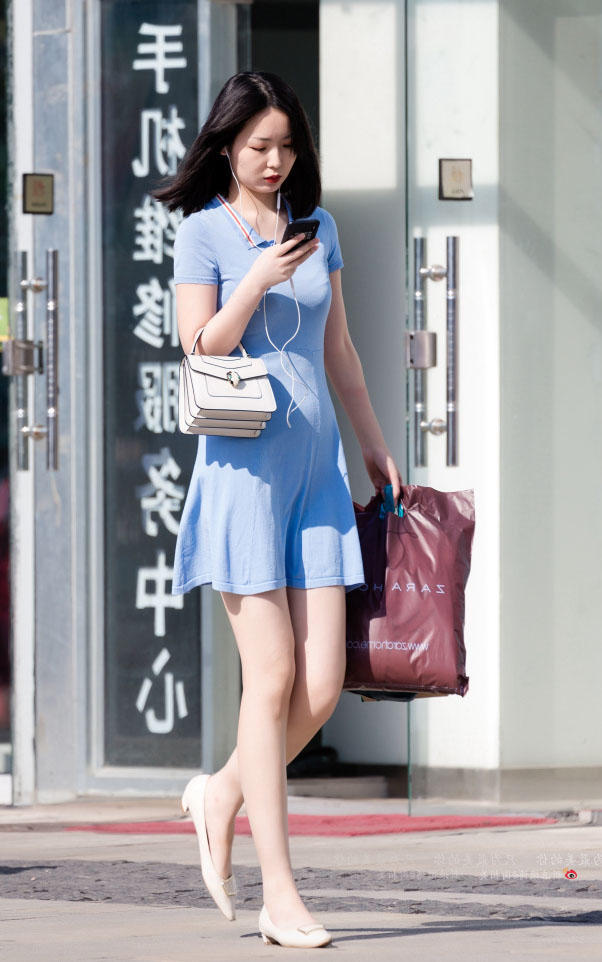 时尚小姐姐穿蓝色紧身裙大秀惹火身材,这双白皙大长腿是吸睛亮点