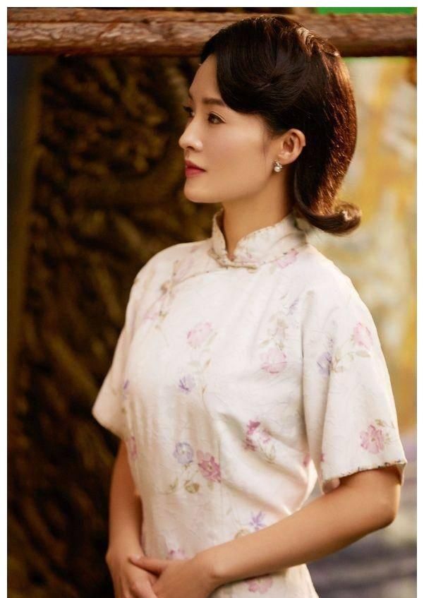  #美女#穿旗袍闪耀全场，球迷称为中式八球“最美女裁判”，气质不输女星
