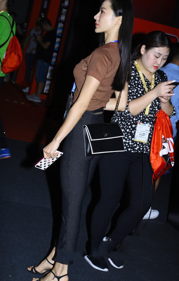 气质小姐姐秀出了一条修长的美腿，麻绳勒出了纤细的腰，看点十足