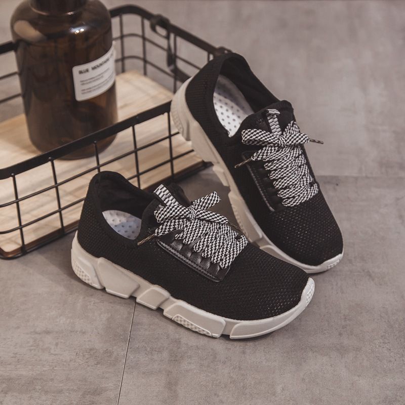 越来越多女人不穿凉鞋，穿新上女鞋，展现年轻活力