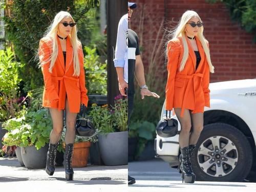 Gaga与未婚夫甜蜜出街不忘凹凸造型,连穿多天的30cm战靴估计难火