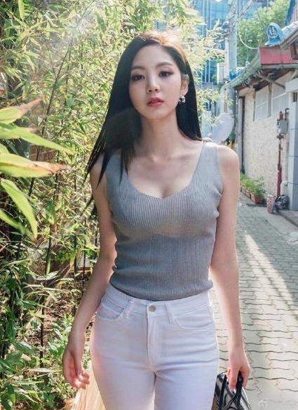 三里屯街拍：小姐姐肤白貌美大长腿，穿衣时尚潮流，让人过目不忘