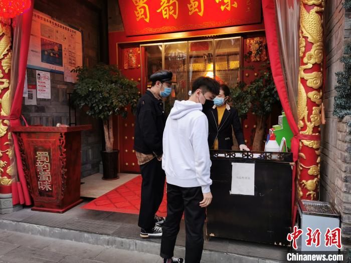  火锅店|成都部分火锅店恢复堂食：隔桌隔位就餐
