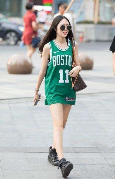 街拍:穿着清凉的美女们,不一样的气质