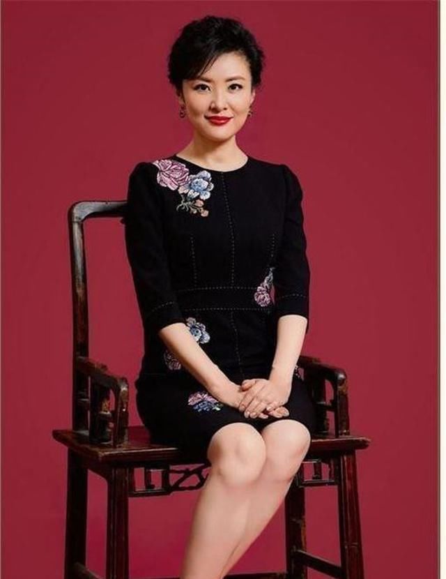 【少女】周涛从不装嫩扮少女,51岁素颜穿搭造型显气质,大龄女性学一学