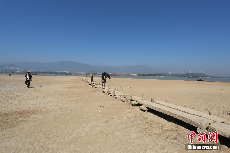  「真容」鄱阳湖水位持续走低，湖底600年古桥露真容