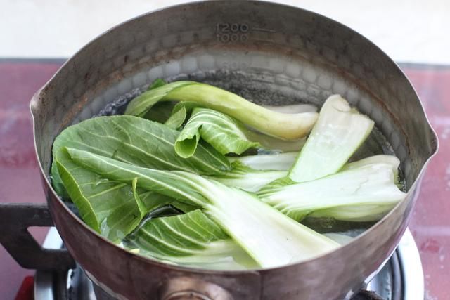  『鸡腿』一个鸡腿、一把香菇做成卤汁，嫩滑鲜美香喷喷，拌面条能吃两大碗