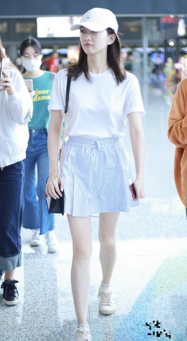 江疏影太甜了！浑身仅穿一件卫衣，这腿怕是买了高额保险吧