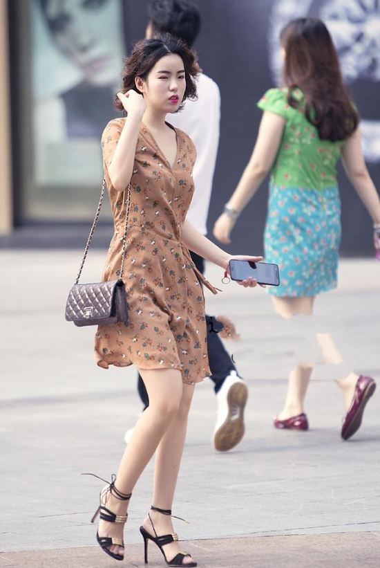 街拍：图1让人心动，图2玲珑身材，图3我是真的想做她老公！