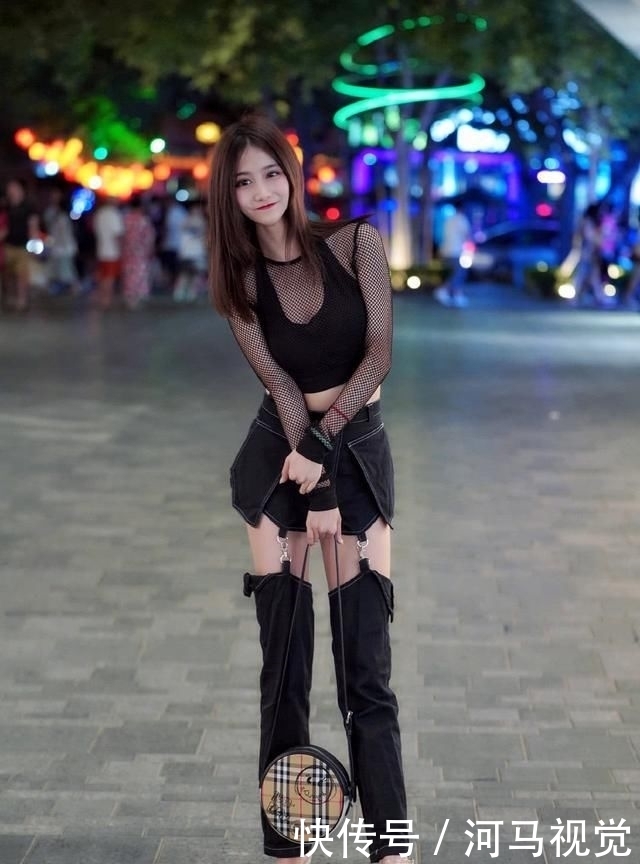 「小姐姐」街拍:一身黑的时尚达人,小姐姐这样穿回头率不敢想啊