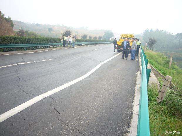  [换胎]高速应急车道换胎被扣6分？车主质疑：是不能停车还是不能