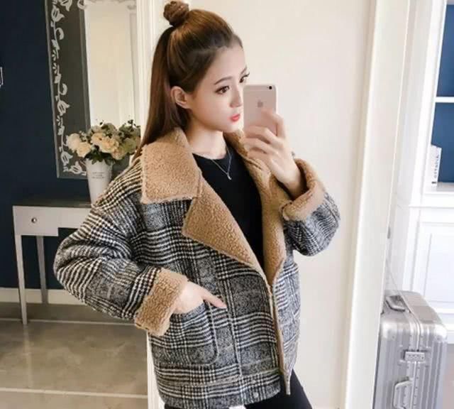  #中年#建议中年女人，过年羊羔毛外套 半身裙，搭短靴，吸睛优雅又减龄