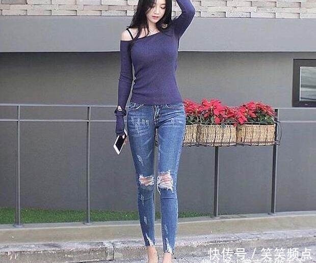 阳光:身材很好的阳光女孩, 搭配塑型的牛仔裤, 魅力十足!