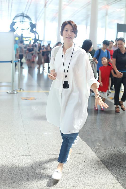 袁咏仪素颜现身，穿着路人气质出众，这是46岁女人最美的样子