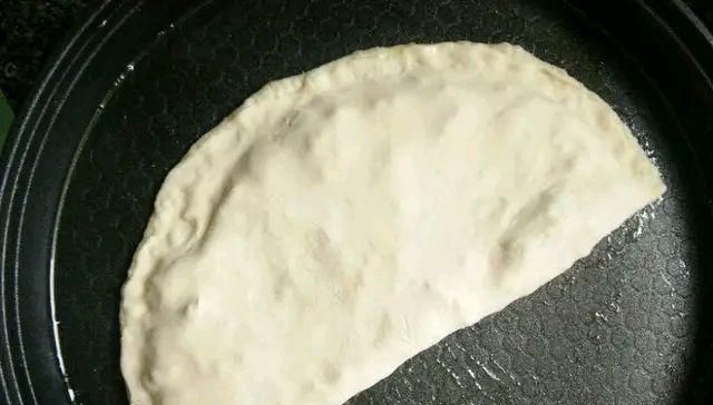  『皮薄馅多』奶奶做的芹菜木耳馅饼，皮薄馅多易消化，一上桌全家抢着吃！