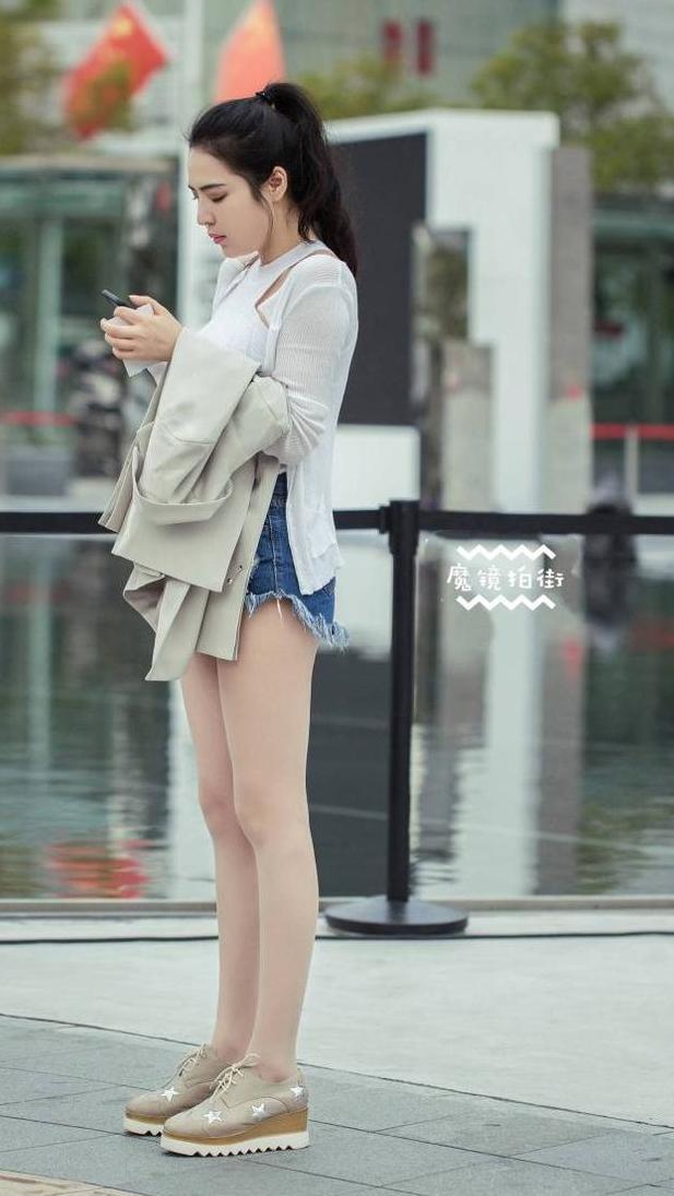 街拍：小姐姐包臀裙，既能提臀又收腰，彰显你的好身材