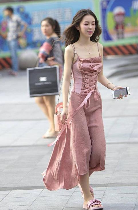 身材姣好的紧身裙小姐姐透着一股自由随性的感觉,令人赏心悦目!