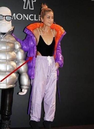 徐濠萦真敢穿! 羽绒服里搭泳衣! 网友: 真空吧?