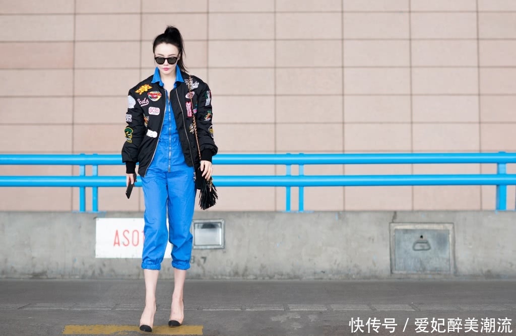 冉莹颖穿V领连体短裤，用手捂住领口防走光，网友：敢穿不敢露？