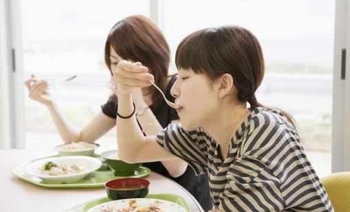 大学生从143斤减到104斤，颜值爆炸，自曝减肥法，六字真言