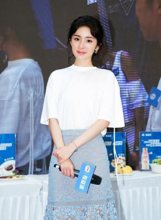 杨幂这身装扮让人大开眼界,可一根线头暴露了裙子的价格!