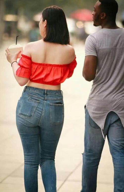 自恋的牛仔裤美女,身材都不会太差哦