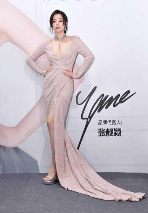 【 穿着】一袭深V到胃高调秀身材，路人看了都要转粉，35岁张靓颖衣品开挂