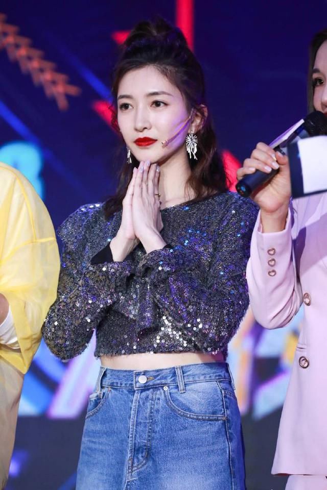 江疏影把牛仔裙中间剪开，内还穿一件黑色长裙，网友：真多余！