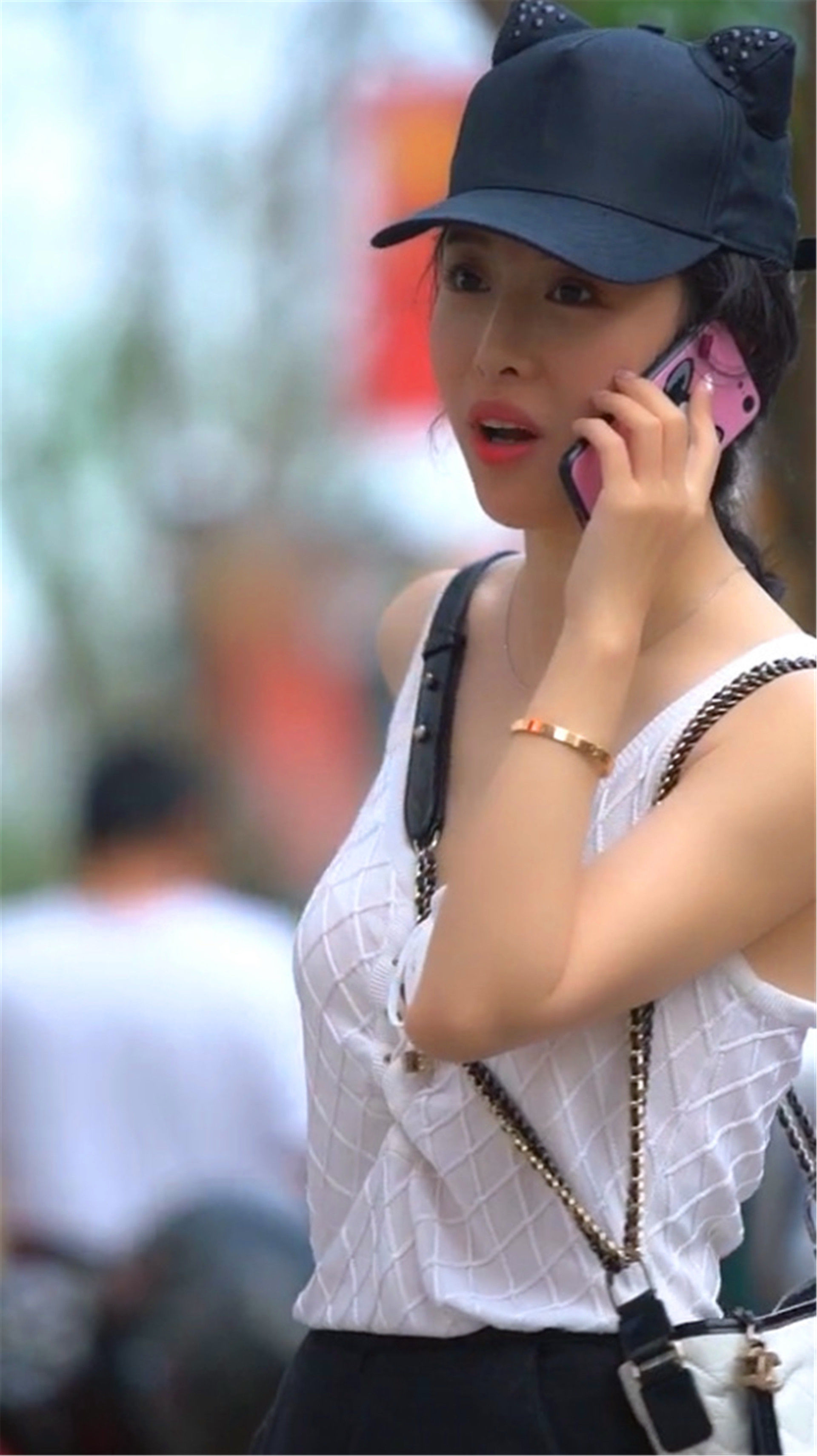 街拍:万水千山都不及美女这般婀娜多姿的身影，你最喜欢哪一个?