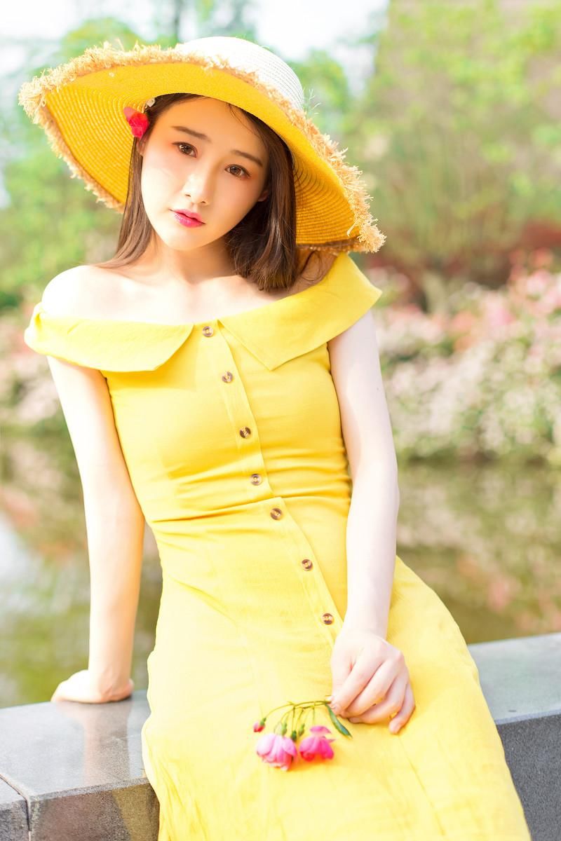 黄裙美女性感露肩户外写真图片