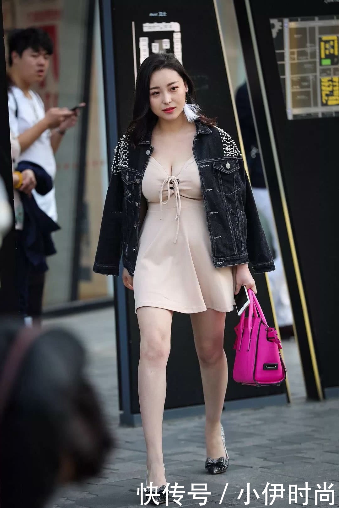 气质小姐姐吊带连衣裙尽显轻熟女范儿，网友：真让人羡慕嫉妒恨