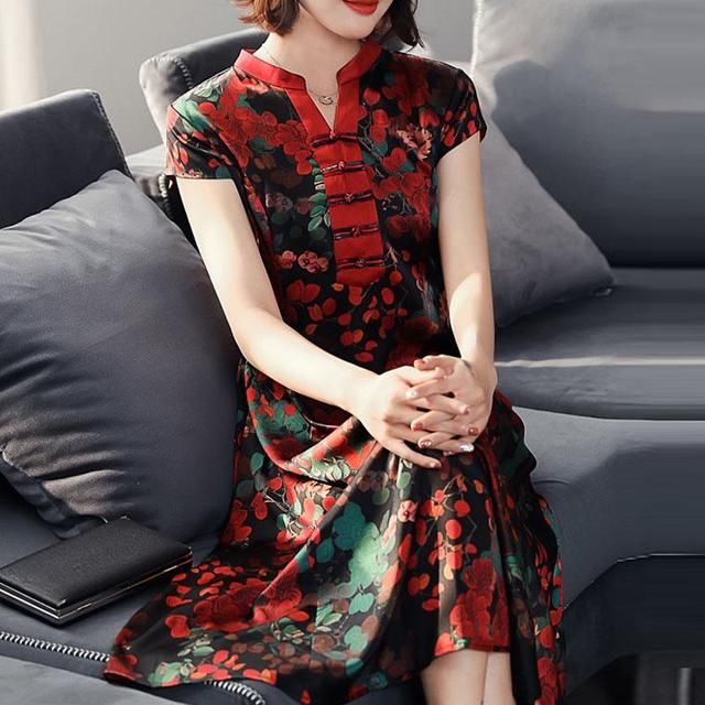 32岁老婆穿上这样的显嫩裙，甜美还不失女人味，优雅显瘦