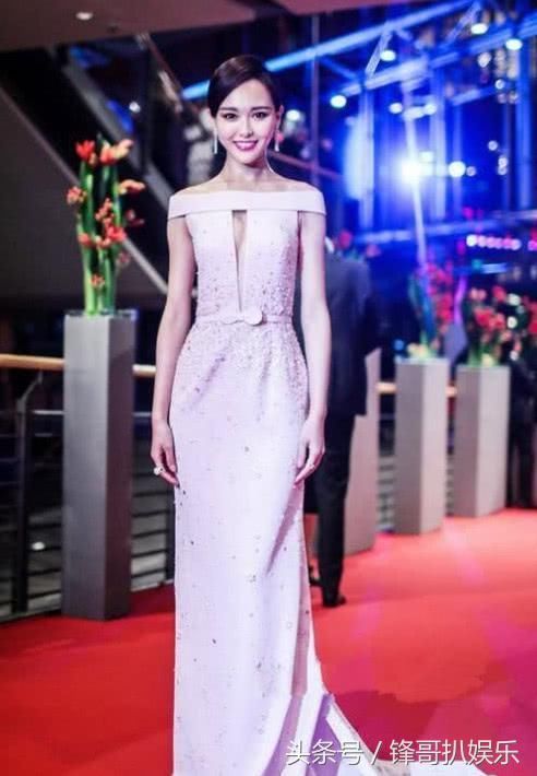 唐嫣为博热度拼了，一袭白裙在上身划个开口就穿出来，看得人脸红