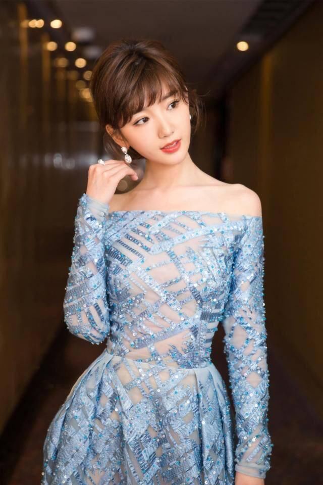 毛晓彤来了，穿单肩裙，穿搭很清爽，看起来更美了！